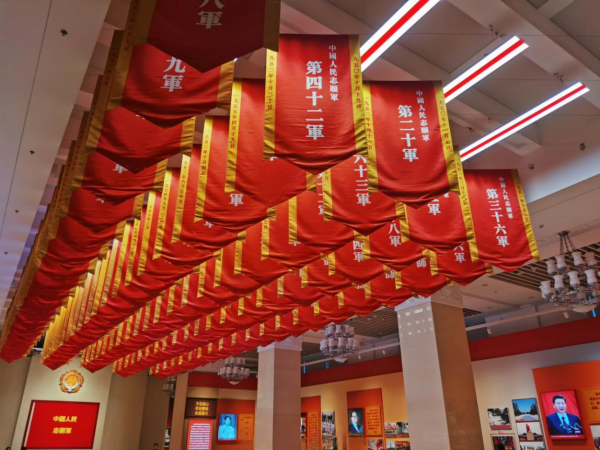 孩子眼中雪地里的红